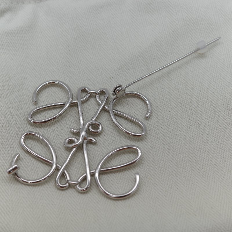 Loewe 羅威 Anagram 銀色拋光黃銅標誌胸針-3