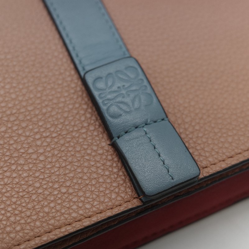 Loewe 羅威 雙色拼接 米色 粉藍色 小牛皮金屬鍊 翻蓋皮夾 斜背包 鏈條包 單肩包 （鏈條可以拆卸）-11