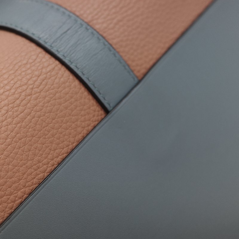 Loewe 羅威 雙色拼接 米色 粉藍色 小牛皮金屬鍊 翻蓋皮夾 斜背包 鏈條包 單肩包 （鏈條可以拆卸）-16