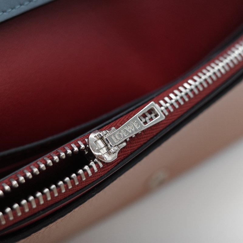 Loewe 羅威 雙色拼接 米色 粉藍色 小牛皮金屬鍊 翻蓋皮夾 斜背包 鏈條包 單肩包 （鏈條可以拆卸）-17