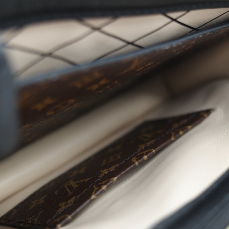 （配件超級全♥️全網最低）Louis Vuitton 路易威登 Monogram Reverse Trunk Clutch 棕色 拼色 金扣 肩背袋-22