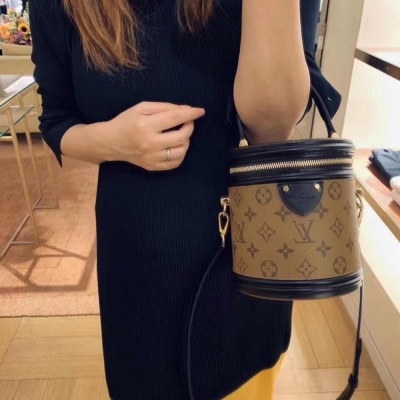 近新芯片款✨ LV M43986 CANNES 經典老花撞色手提肩/斜背兩用圓筒包發財包-2