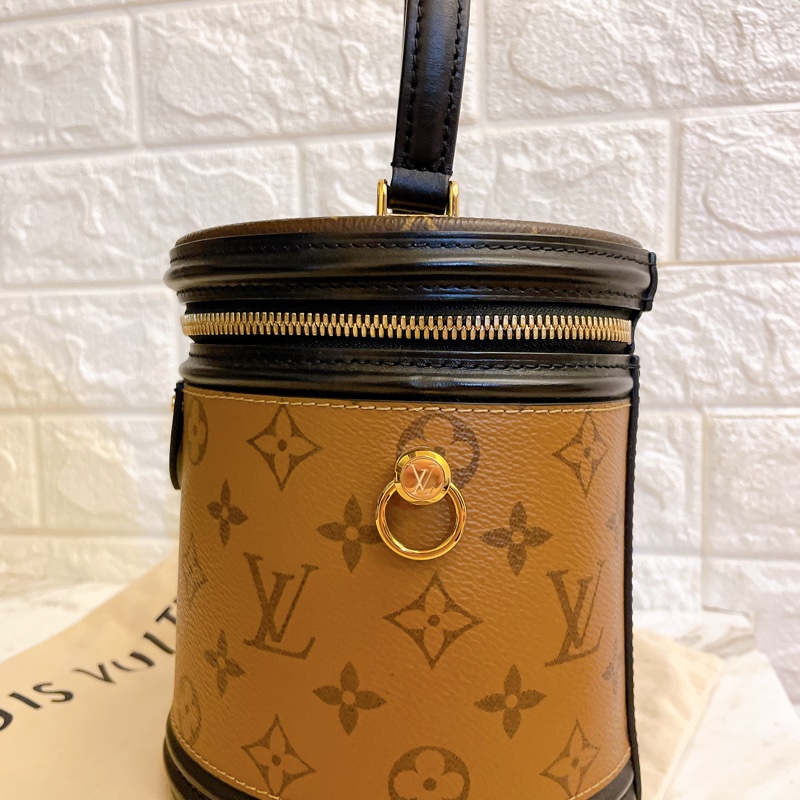 近新芯片款✨ LV M43986 CANNES 經典老花撞色手提肩/斜背兩用圓筒包發財包-6