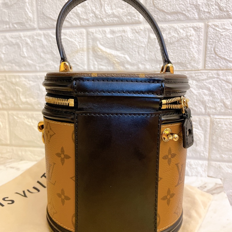 近新芯片款✨ LV M43986 CANNES 經典老花撞色手提肩/斜背兩用圓筒包發財包-9