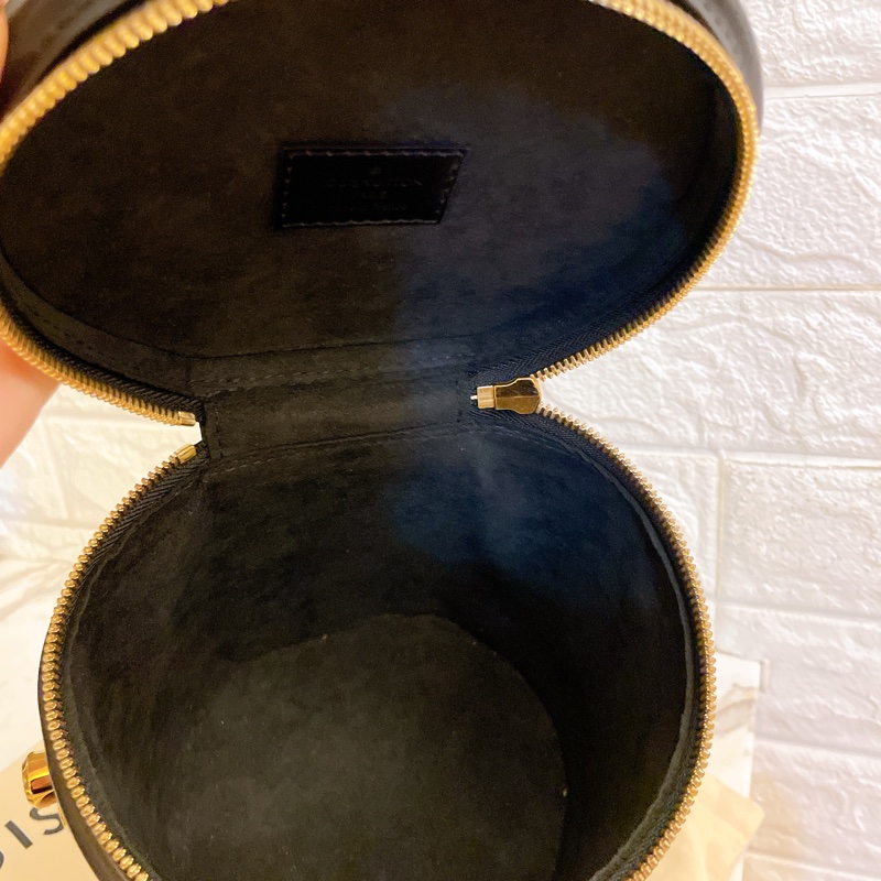 近新芯片款✨ LV M43986 CANNES 經典老花撞色手提肩/斜背兩用圓筒包發財包-10