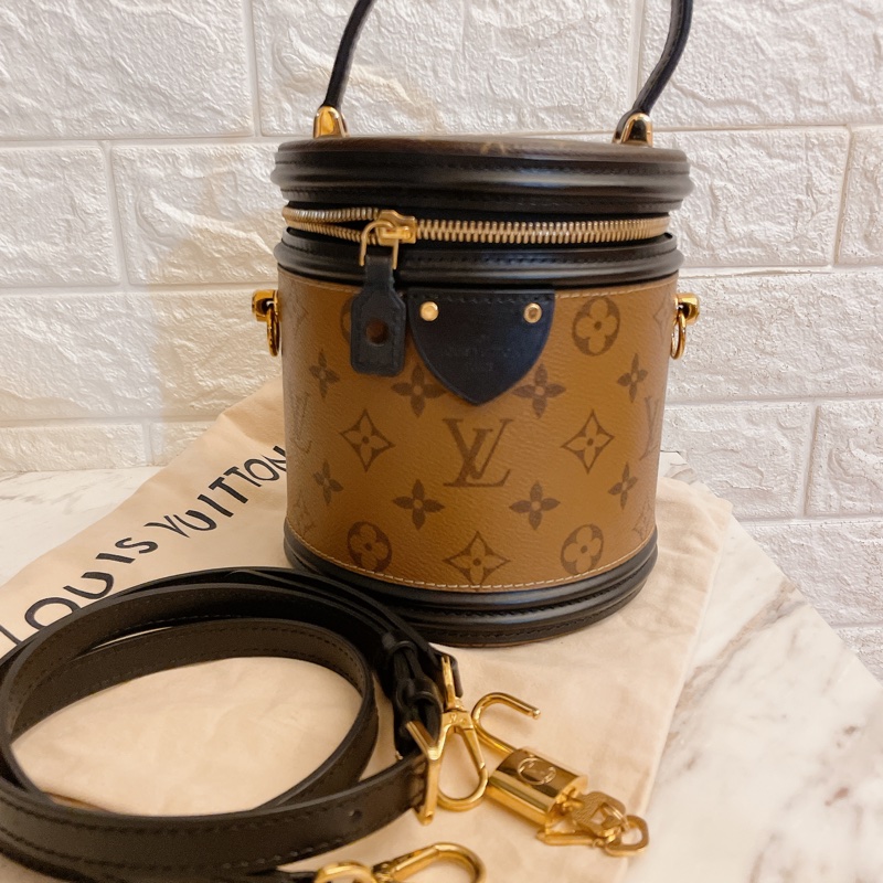 近新芯片款✨ LV M43986 CANNES 經典老花撞色手提肩/斜背兩用圓筒包發財包-11