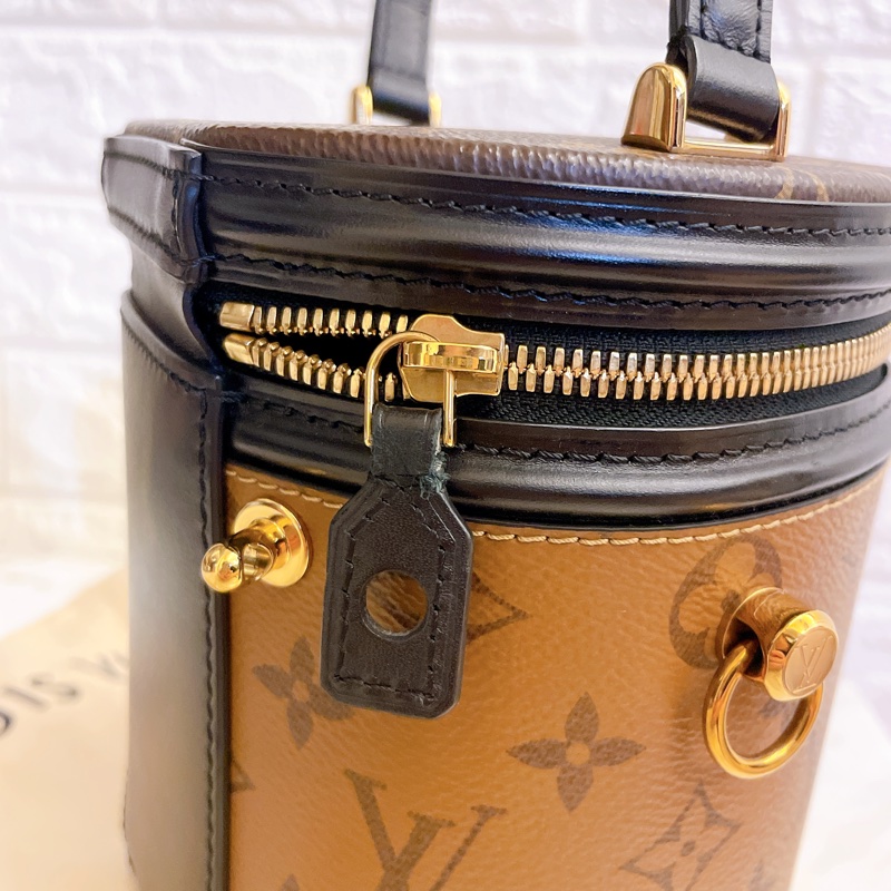 近新芯片款✨ LV M43986 CANNES 經典老花撞色手提肩/斜背兩用圓筒包發財包-13