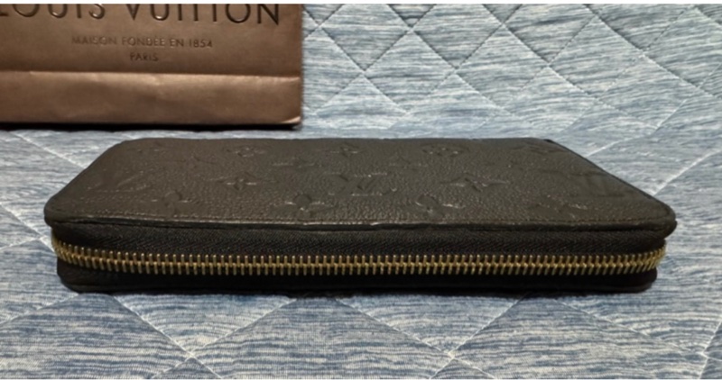 《附專櫃購證》LOUIS VUITTON LV  M60571 黑色壓紋ㄇ型拉鍊 長夾 皮夾 拉鍊長夾 牛皮 老花-1