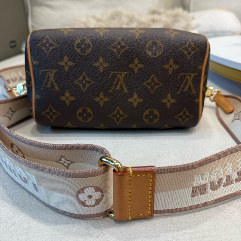 LV speedy 20 Louis Vuitton speedy 20 奶茶色 肩背包 斜背包 超低價 專櫃購入-1