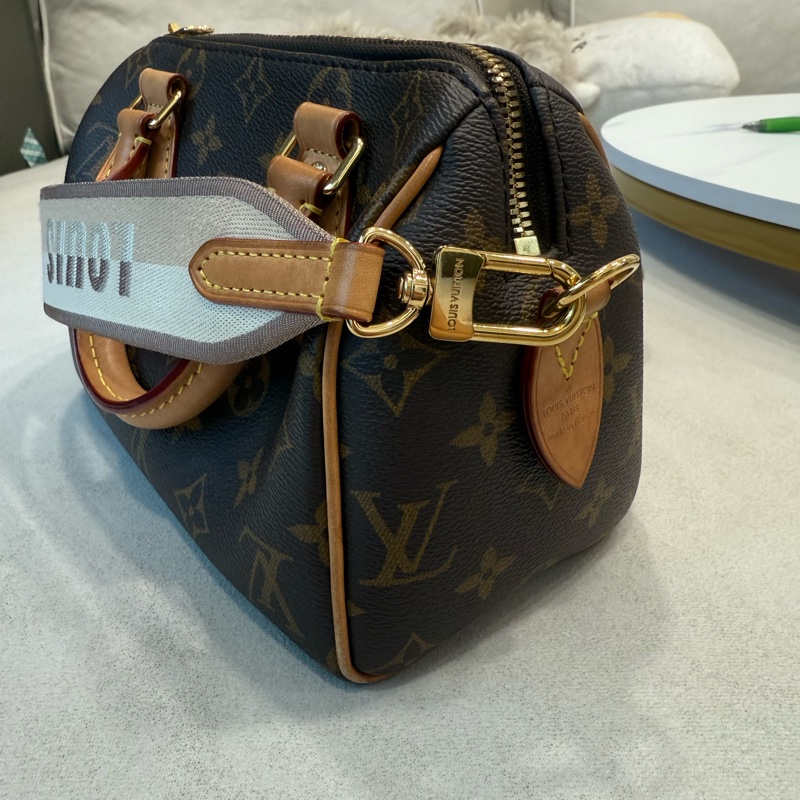 LV speedy 20 Louis Vuitton speedy 20 奶茶色 肩背包 斜背包 超低價 專櫃購入-2