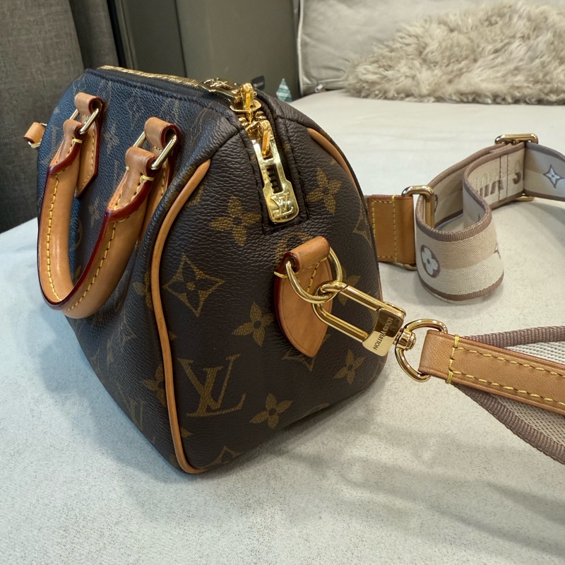 LV speedy 20 Louis Vuitton speedy 20 奶茶色 肩背包 斜背包 超低價 專櫃購入-9