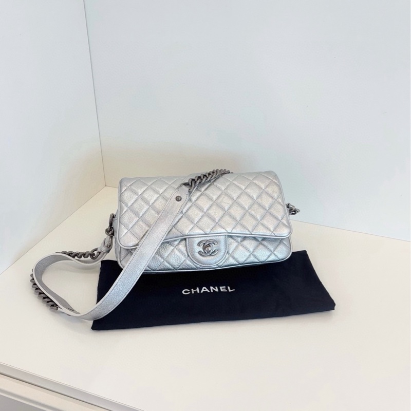 【98新🆕】Chanel easy flag CF郵差法棍包 時髦太空銀🪩荔枝牛皮小機場 單肩包-0