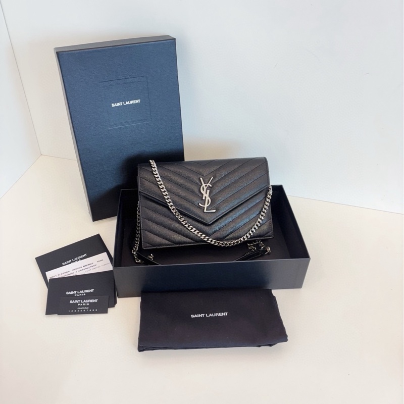 【99新🆕】YSL 新款扣 黑色銀扣荔枝皮 V紋信封包 woc 斜挎包 單肩包-0