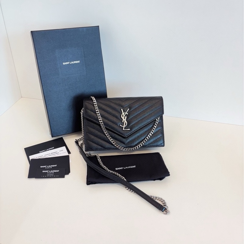 【99新🆕】YSL 新款扣 黑色銀扣荔枝皮 V紋信封包 woc 斜挎包 單肩包-1