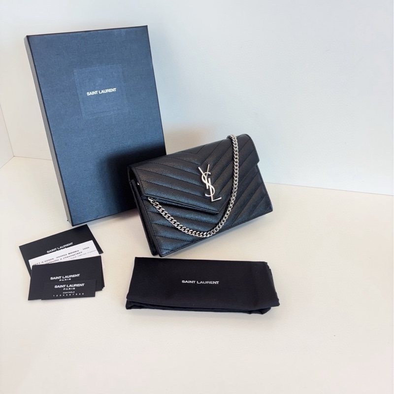 【99新🆕】YSL 新款扣 黑色銀扣荔枝皮 V紋信封包 woc 斜挎包 單肩包-2