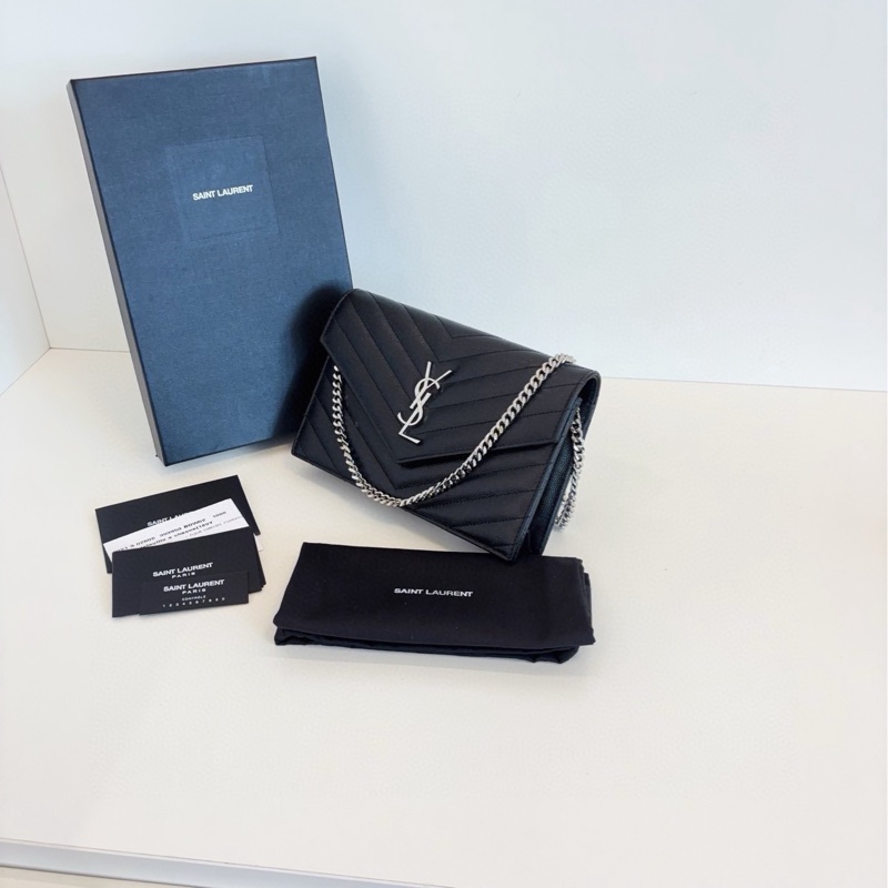 【99新🆕】YSL 新款扣 黑色銀扣荔枝皮 V紋信封包 woc 斜挎包 單肩包-3