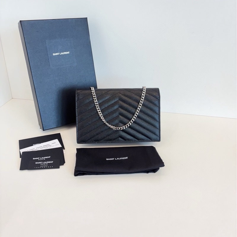 【99新🆕】YSL 新款扣 黑色銀扣荔枝皮 V紋信封包 woc 斜挎包 單肩包-4