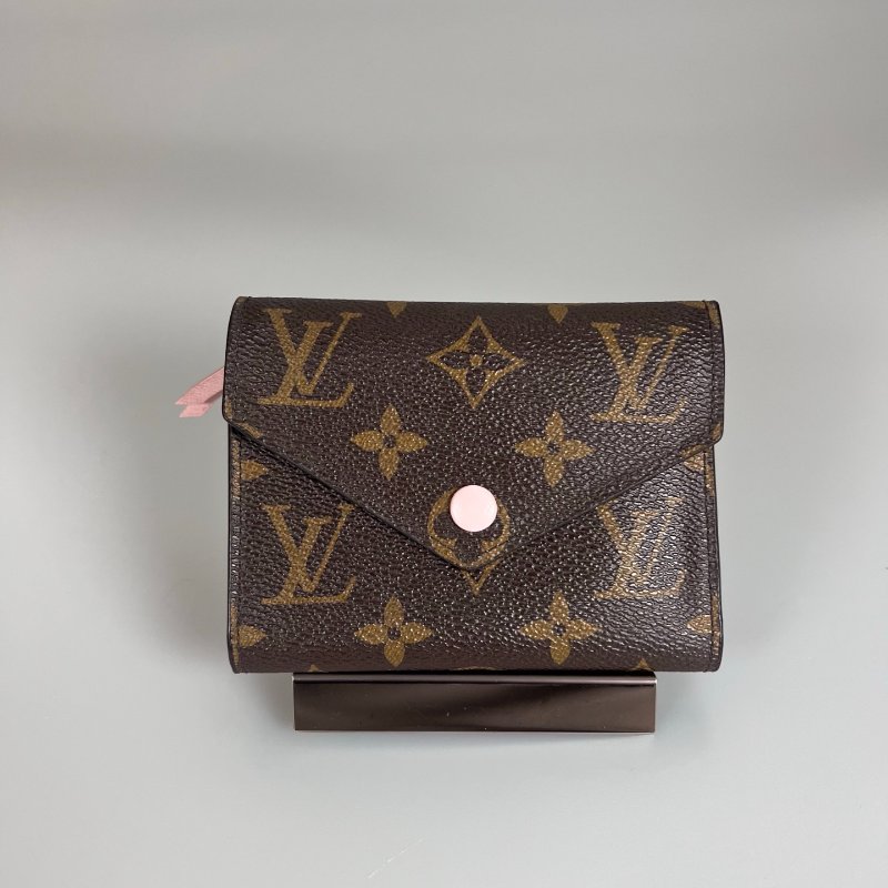 LV M62360  老花粉紅Victorine短夾-0