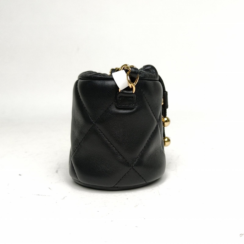 CHANEL 黑色羊皮31開金扣21Bmini水桶包肩背包-1