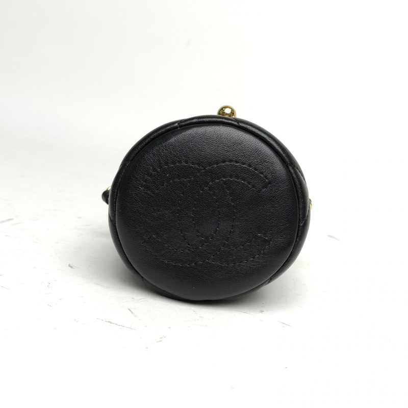CHANEL 黑色羊皮31開金扣21Bmini水桶包肩背包-3