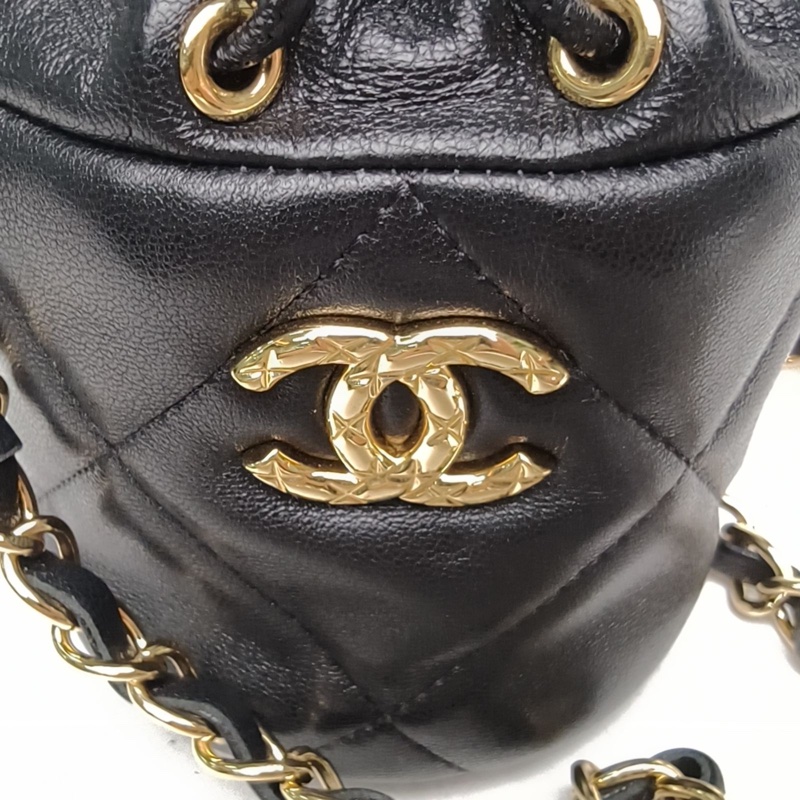 CHANEL 黑色羊皮31開金扣21Bmini水桶包肩背包-4