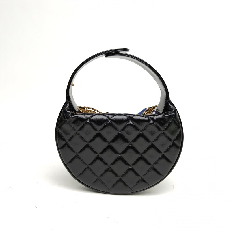 CHANEL 24A呼啦圈月牙包黑色牛皮鐳射標金扣多鏈條掛飾肩背包-2