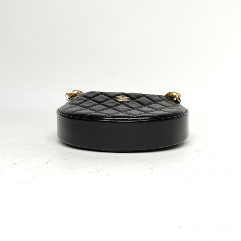 CHANEL 24A呼啦圈月牙包黑色牛皮鐳射標金扣多鏈條掛飾肩背包-3