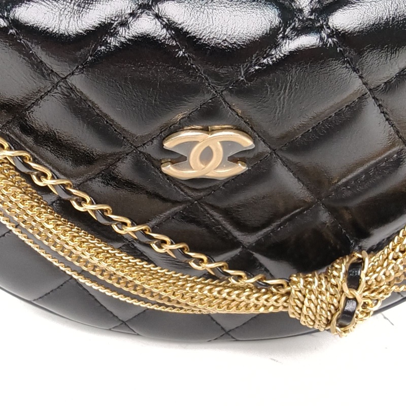 CHANEL 24A呼啦圈月牙包黑色牛皮鐳射標金扣多鏈條掛飾肩背包-4