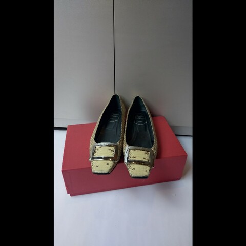 Roger Vivier 銀方釦米黃底灰蛇紋皮革女鞋