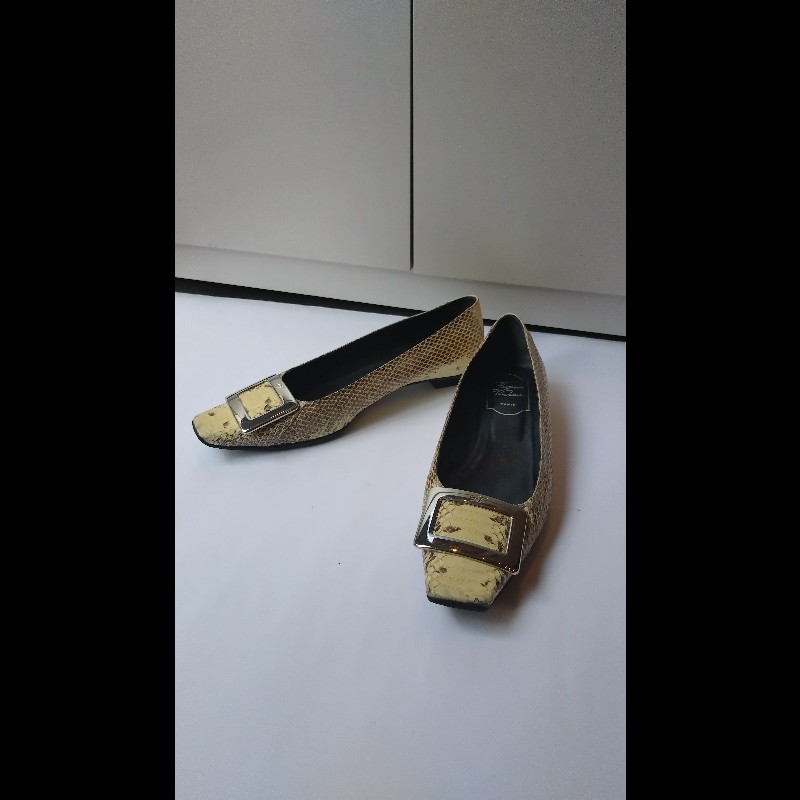Roger Vivier 銀方釦米黃底灰蛇紋皮革女鞋-1