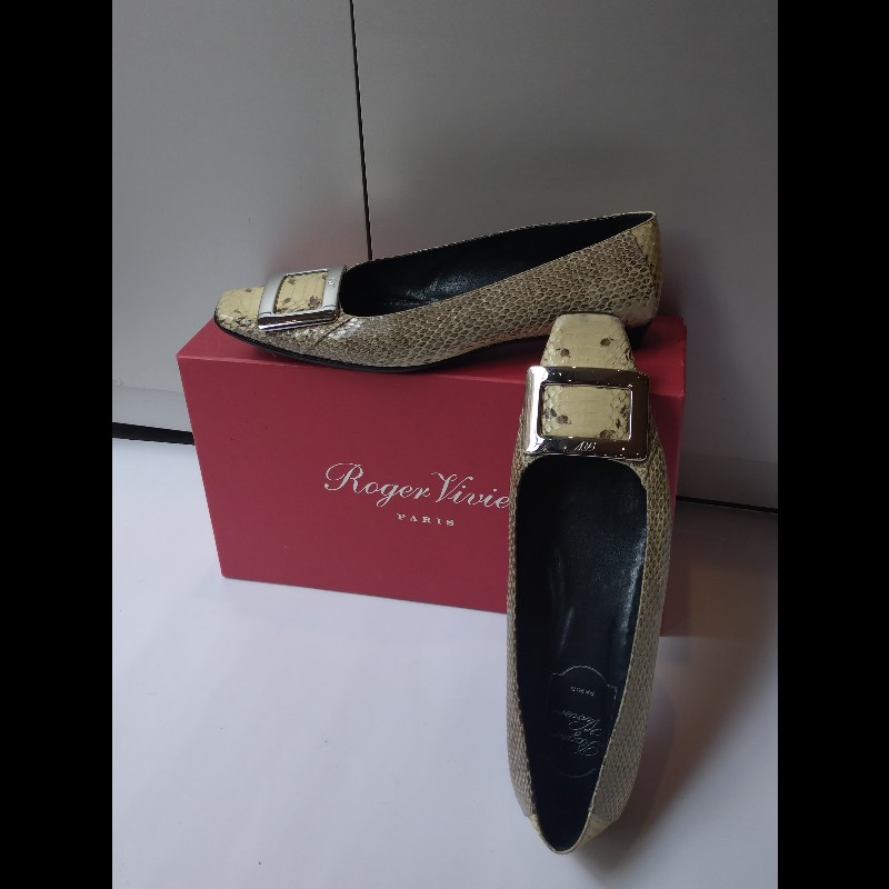 Roger Vivier 銀方釦米黃底灰蛇紋皮革女鞋-2