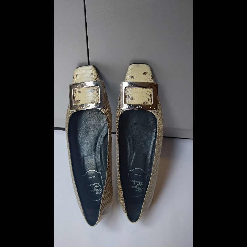 Roger Vivier 銀方釦米黃底灰蛇紋皮革女鞋-3