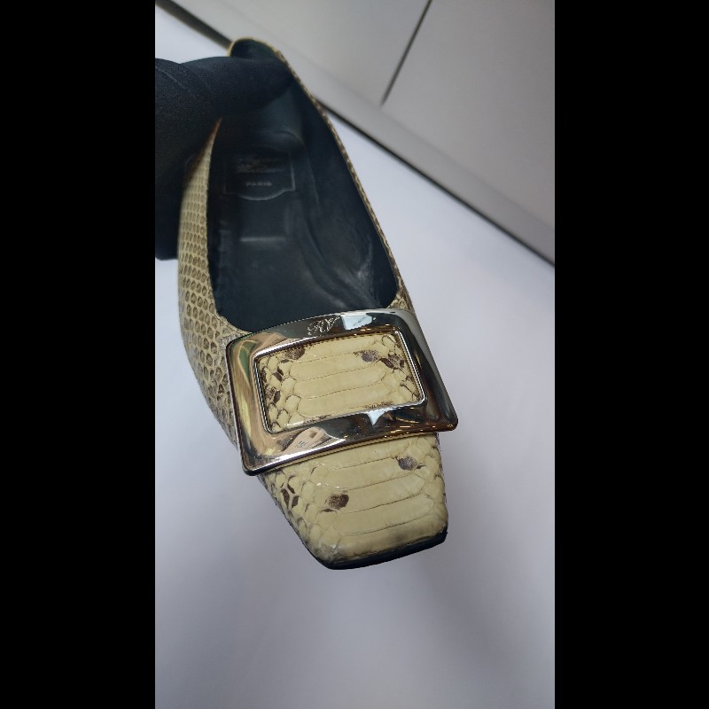 Roger Vivier 銀方釦米黃底灰蛇紋皮革女鞋-4