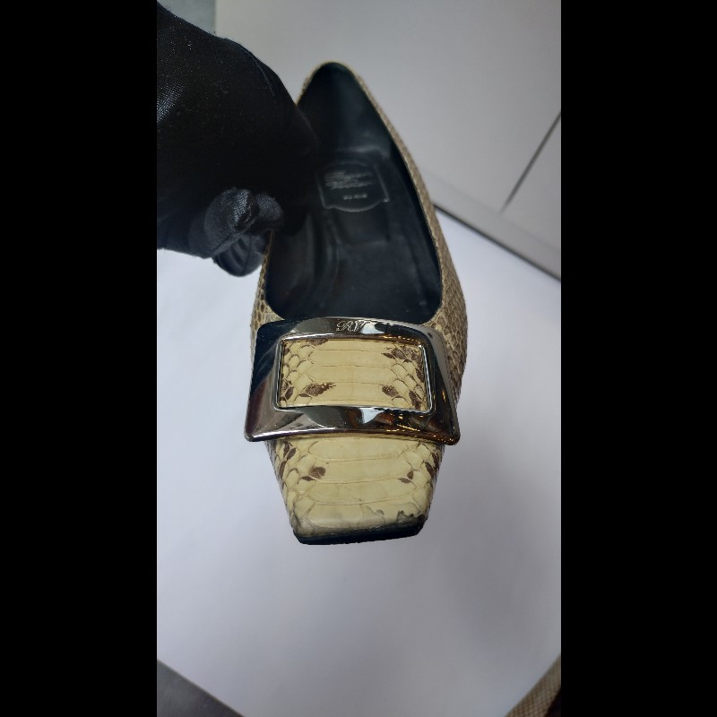 Roger Vivier 銀方釦米黃底灰蛇紋皮革女鞋-5