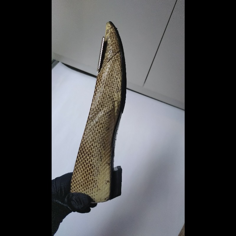 Roger Vivier 銀方釦米黃底灰蛇紋皮革女鞋-6