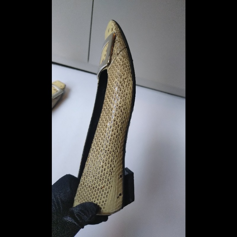 Roger Vivier 銀方釦米黃底灰蛇紋皮革女鞋-7