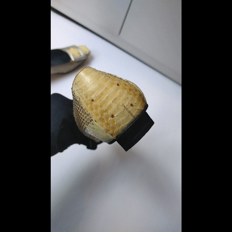 Roger Vivier 銀方釦米黃底灰蛇紋皮革女鞋-8