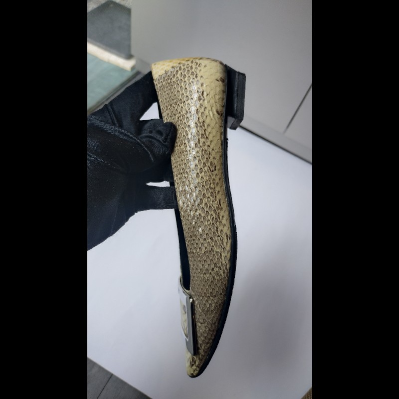 Roger Vivier 銀方釦米黃底灰蛇紋皮革女鞋-10