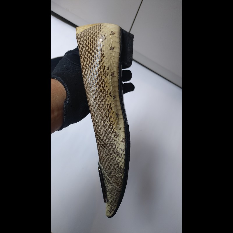 Roger Vivier 銀方釦米黃底灰蛇紋皮革女鞋-11