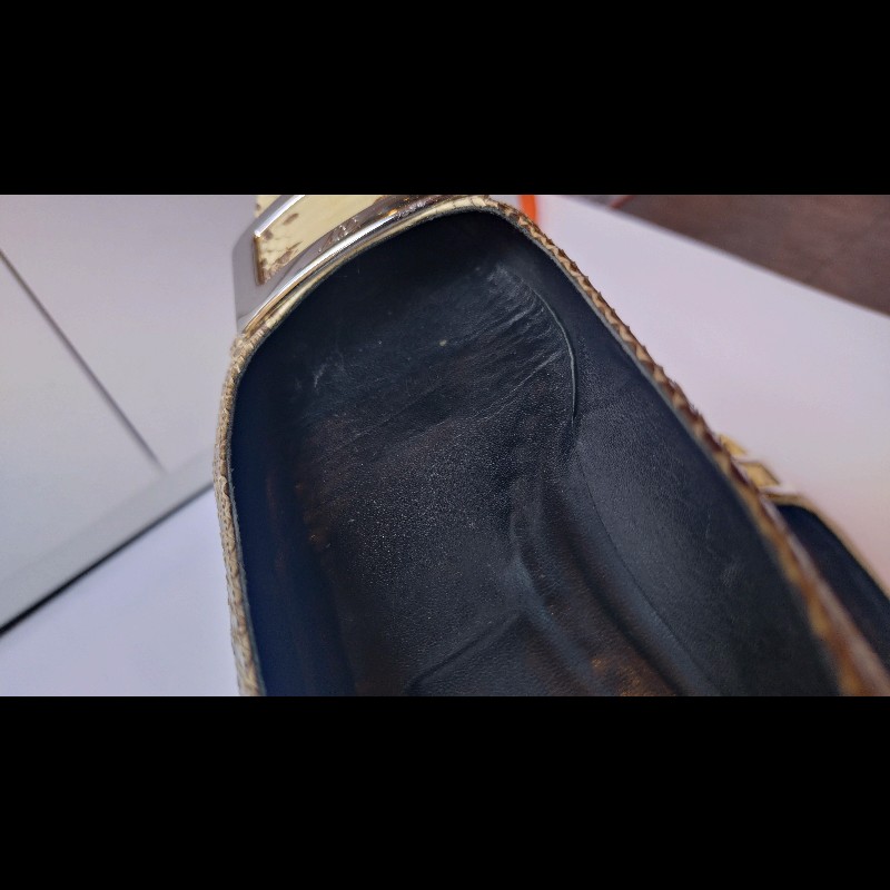 Roger Vivier 銀方釦米黃底灰蛇紋皮革女鞋-12