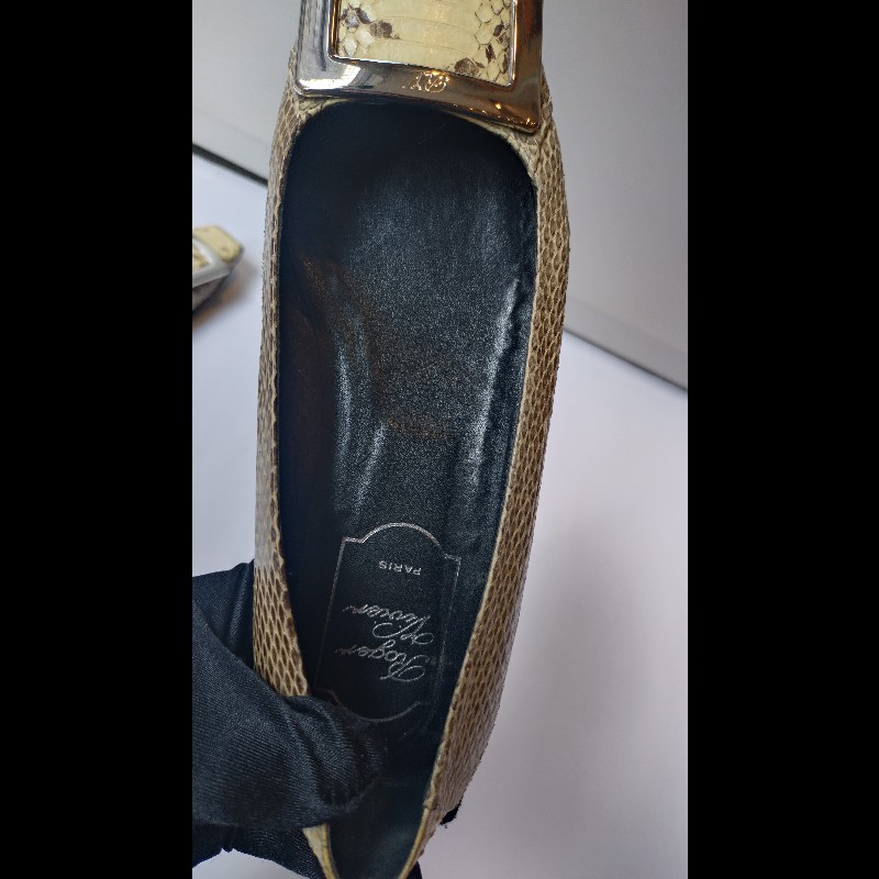 Roger Vivier 銀方釦米黃底灰蛇紋皮革女鞋-13