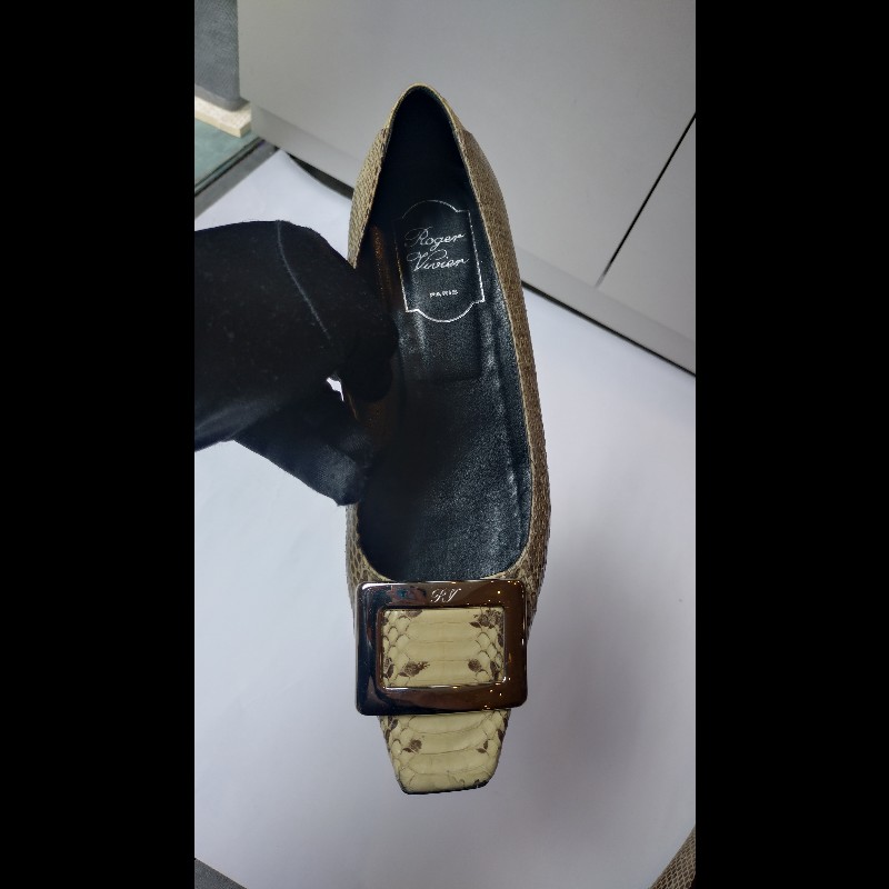 Roger Vivier 銀方釦米黃底灰蛇紋皮革女鞋-14
