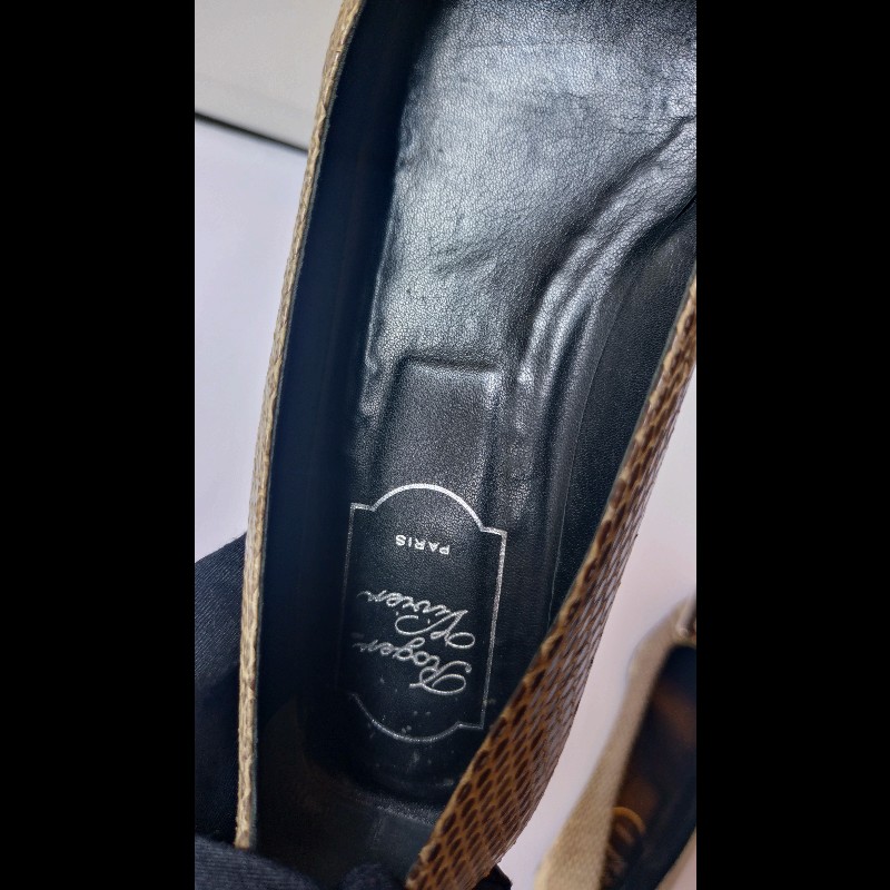 Roger Vivier 銀方釦米黃底灰蛇紋皮革女鞋-15