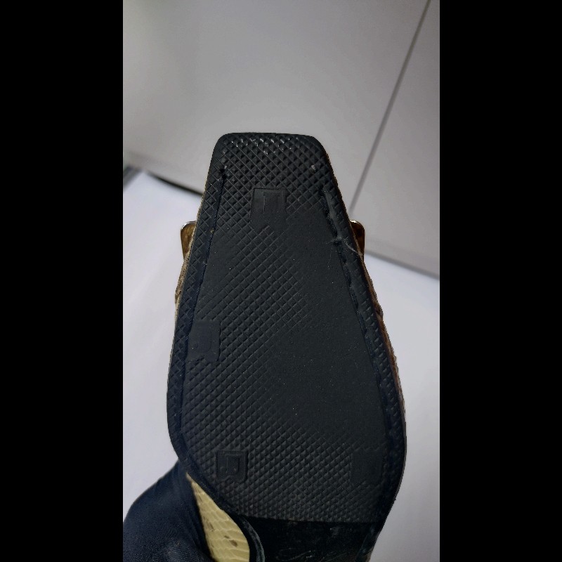 Roger Vivier 銀方釦米黃底灰蛇紋皮革女鞋-17