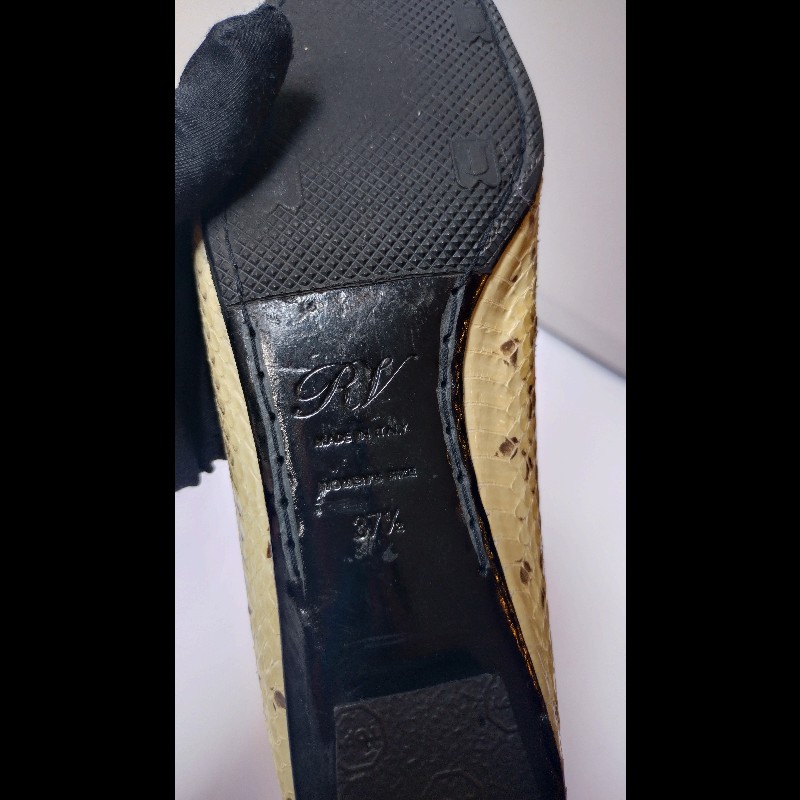 Roger Vivier 銀方釦米黃底灰蛇紋皮革女鞋-18