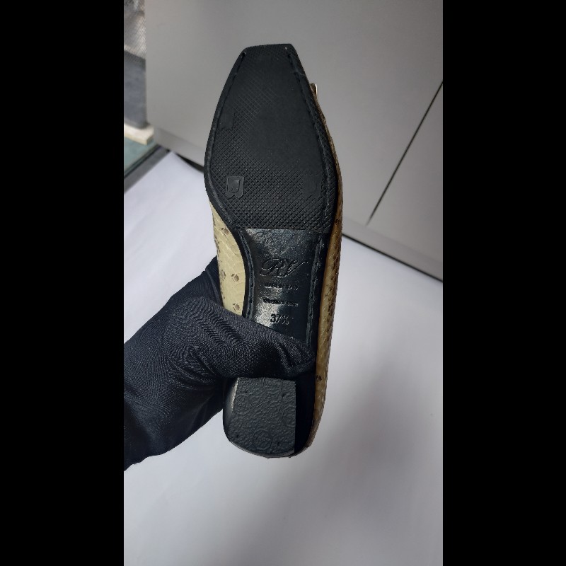Roger Vivier 銀方釦米黃底灰蛇紋皮革女鞋-19