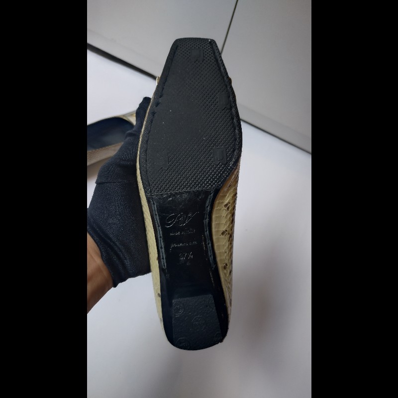 Roger Vivier 銀方釦米黃底灰蛇紋皮革女鞋-21