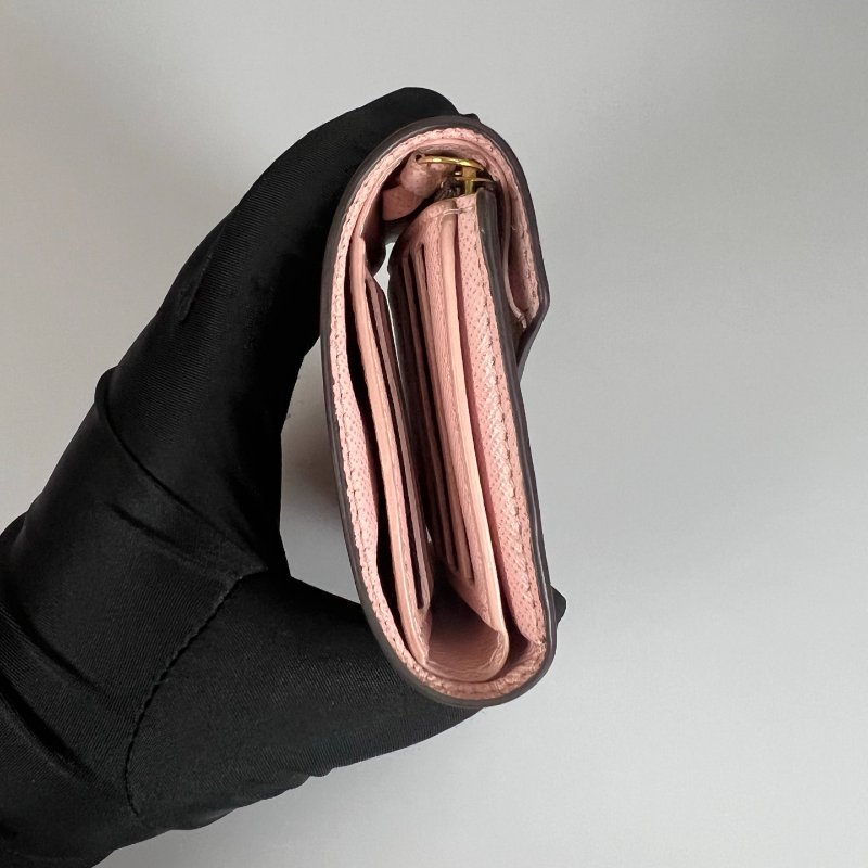 LV M62360 老花粉紅Victorine短夾-2