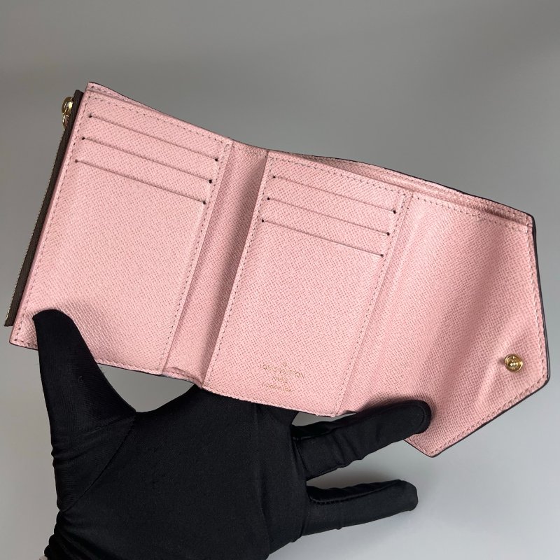 LV M62360 老花粉紅Victorine短夾-4