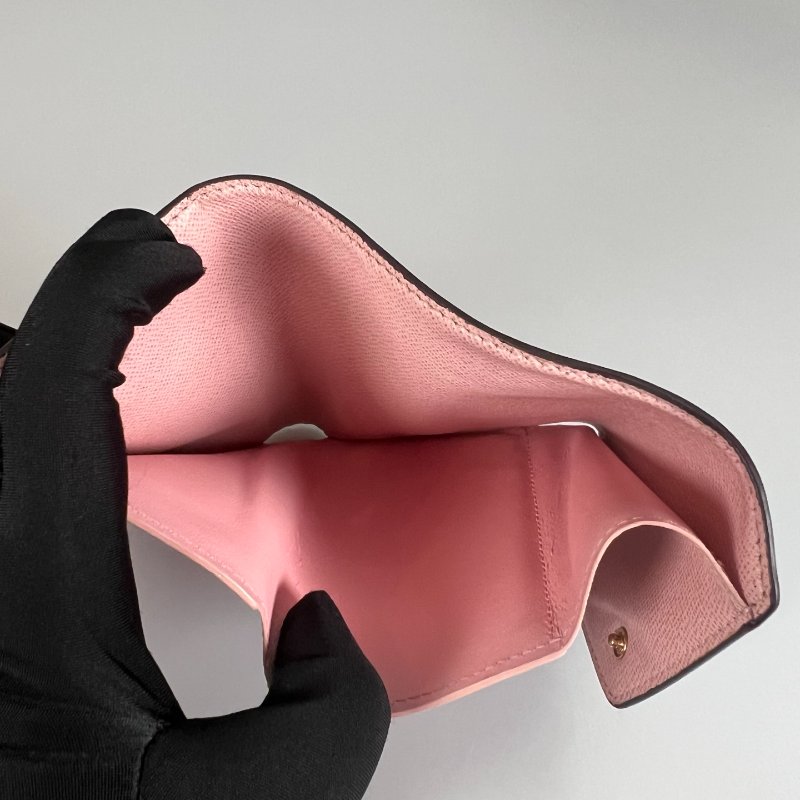 LV M62360 老花粉紅Victorine短夾-5